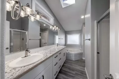 Bath - 55 E Mount Peale Dr, Moab, UT 84532 photo 2 of 4