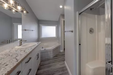 Bath - 55 E Mount Peale Dr, Moab, UT 84532 photo 3 of 4
