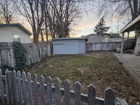 8812 S Stratford Cir, Sandy, UT 84070 photo 4