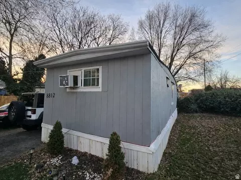 8812 S Stratford Cir, Sandy, UT 84070 photo 2