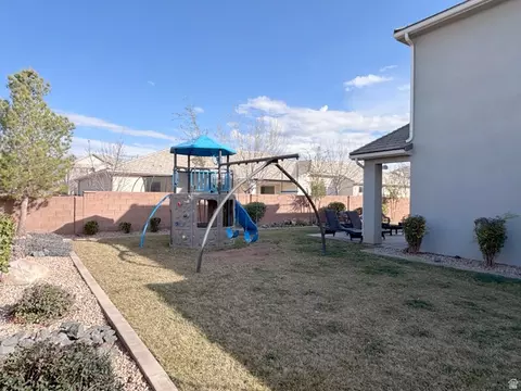 Exterior - 429 E Treasure Rd, Washington, UT 84780 photo 6 of 7