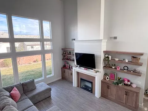 Living - 429 E Treasure Rd, Washington, UT 84780 photo 2 of 4