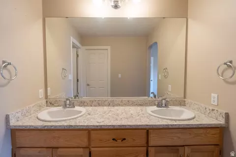Bath - 648 W Hale Ave, Moab, UT 84532 photo 4 of 5