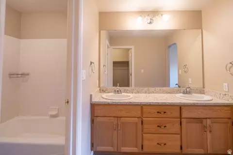 Bath - 648 W Hale Ave, Moab, UT 84532 photo 2 of 5