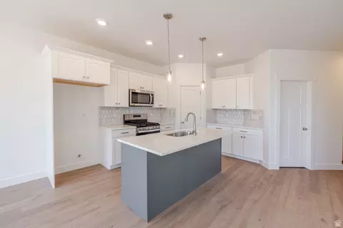 Kitchen - 5228 S Acacia Dr #808, Mapleton, UT 84664 photo 2 of 4