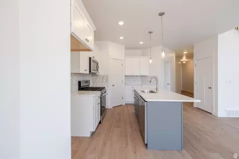 Kitchen - 5228 S Acacia Dr #808, Mapleton, UT 84664 photo 3 of 4