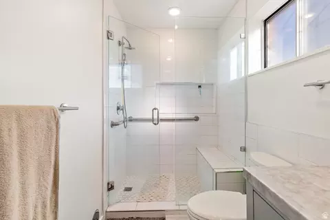 Bath - 943 S 550 E, Orem, UT 84097 photo 4 of 6