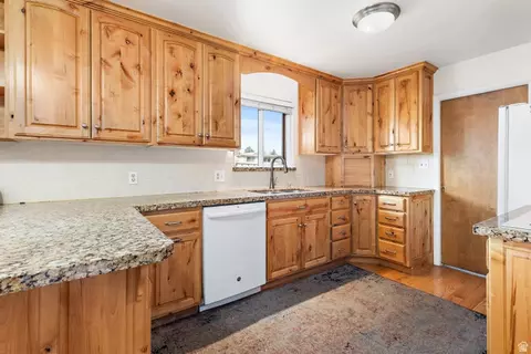 Kitchen - 943 S 550 E, Orem, UT 84097 photo 2 of 3