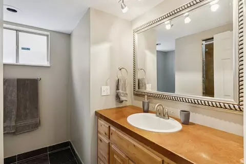 Bath - 3651 E Oakview Dr, Millcreek, UT 84124 photo 4 of 4