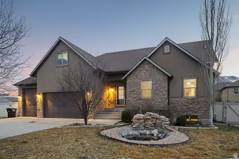 Exterior - 384 N 710 E, Salem, UT 84653 photo 4 of 16
