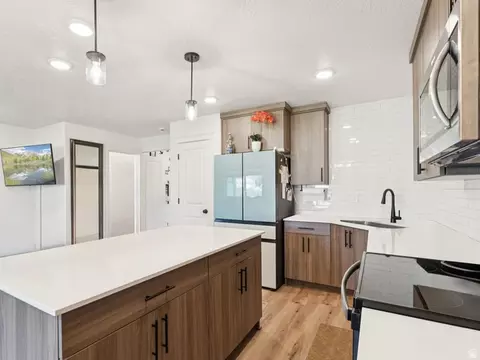 1694 W 2975 S #D, Syracuse, UT 84075
