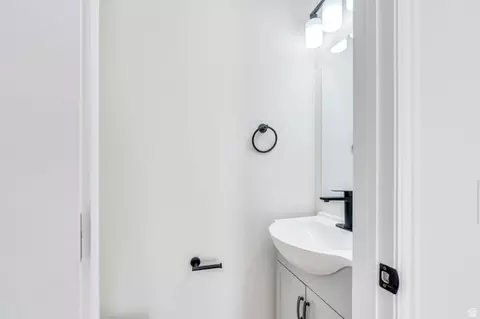 Bath - 4778 S Huntly Dr, Murray, UT 84107 photo 1 of 3