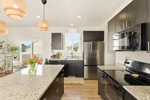 Kitchen - 2395 E Boxwood Ln, Eagle Mountain, UT 84005 photo 4 of 4
