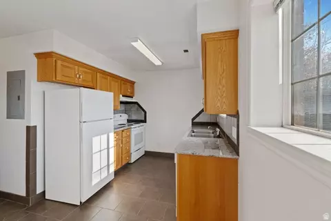 Kitchen - 984 E 900 S, Provo, UT 84606 photo 6 of 11