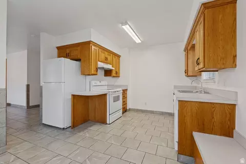 Kitchen - 984 E 900 S, Provo, UT 84606 photo 7 of 11