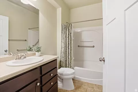 Bath - 281 W 650 N #B, Centerville, UT 84014 photo 3 of 3
