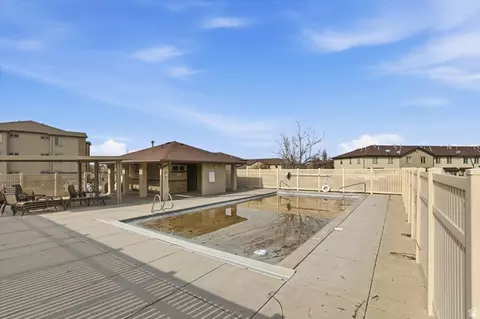 Exterior - 281 W 650 N #B, Centerville, UT 84014 photo 8 of 11