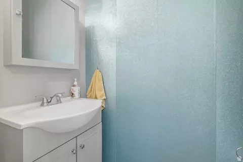 Bath - 912 S 100 E, Orem, UT 84058 photo 4 of 5