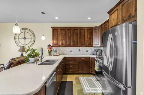 Kitchen - 337 E Brayden Way, Draper, UT 84020 photo 4 of 7
