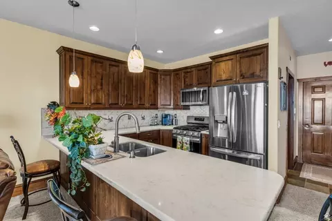 Kitchen - 337 E Brayden Way, Draper, UT 84020 photo 3 of 7
