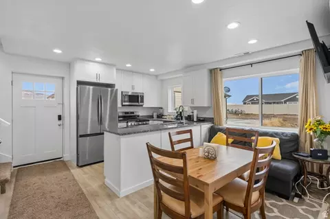 Dining - 1527 S Uinta View Cir, Francis, UT 84036 photo 2 of 2