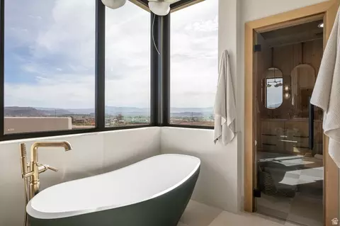 Bath - 298 E Colima Rd, Washington, UT 84780 photo 4 of 17