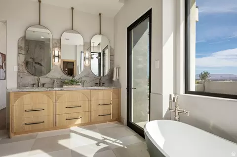 Bath - 298 E Colima Rd, Washington, UT 84780 photo 3 of 17