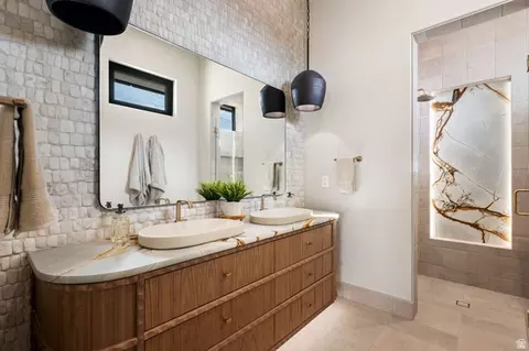 Bath - 298 E Colima Rd, Washington, UT 84780 photo 15 of 17