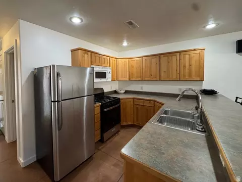Kitchen - 3764 Prickly Pear Cir #2-A8, Moab, UT 84532 photo 3 of 3