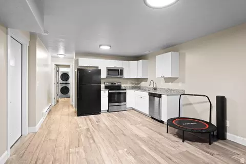 Kitchen - 1857 E Thunder Gulch Rd N, Eagle Mountain, UT 84005 photo 5 of 6