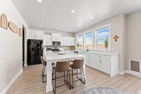 Kitchen - 1857 E Thunder Gulch Rd N, Eagle Mountain, UT 84005 photo 2 of 6