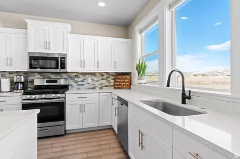 Kitchen - 1857 E Thunder Gulch Rd N, Eagle Mountain, UT 84005 photo 4 of 6