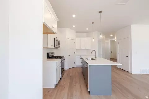 Kitchen - 5264 S Acacia Dr #801, Mapleton, UT 84664 photo 2 of 5