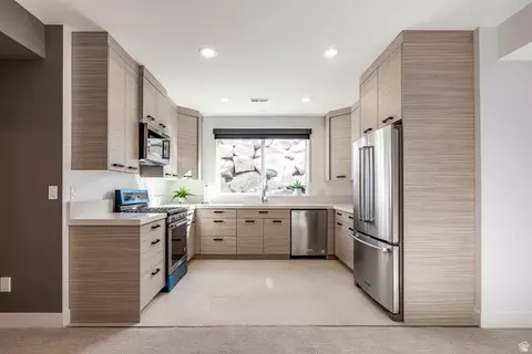 Kitchen - 9969 S Altamont Dr E, Sandy, UT 84092 photo 10 of 10