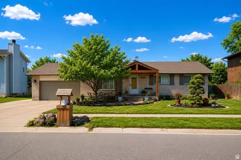10564 S Weeping Willow Dr E, Sandy, UT 84070
