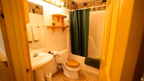 Bath - 7500 Spring Canyon Rd, Helper, UT 84526 photo 7 of 9