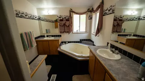 Bath - 7500 Spring Canyon Rd, Helper, UT 84526 photo 4 of 9