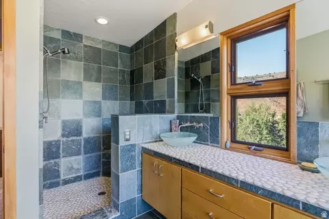 Bath - 261 Valley View Dr, Springdale, UT 84767 photo 5 of 6