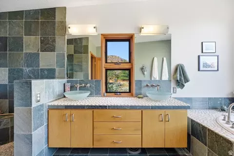 Bath - 261 Valley View Dr, Springdale, UT 84767 photo 3 of 6
