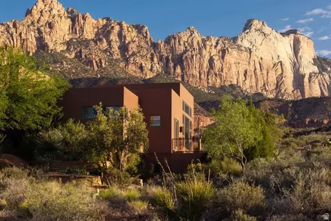 261 Valley View Dr, Springdale, UT 84767