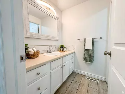 Bath - 290 S 300 E, Orem, UT 84058 photo 7 of 10