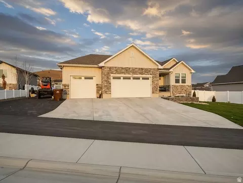 Exterior - 9888 N Elkhorn Rd, Eagle Mountain, UT 84005 photo 3 of 10