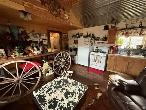 Kitchen - 10294 N Zero E, Roosevelt, UT 84066 photo 2 of 2