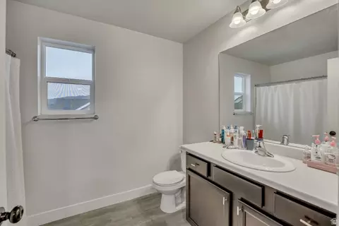 Bath - 205 E Craner Peak Dr, Eagle Mountain, UT 84005 photo 4 of 5