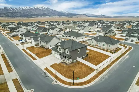 View/Area - 205 E Craner Peak Dr, Eagle Mountain, UT 84005 photo 2 of 8