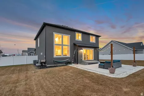Exterior - 205 E Craner Peak Dr, Eagle Mountain, UT 84005 photo 4 of 5