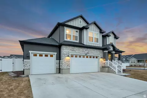 Exterior - 205 E Craner Peak Dr, Eagle Mountain, UT 84005 photo 3 of 5