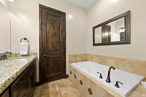 Bath - 4177 E Coral Dr, Washington, UT 84780 photo 2 of 3