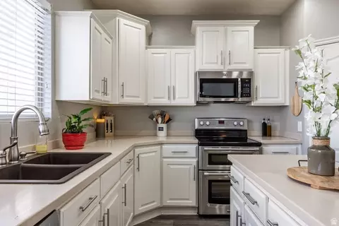 Kitchen - 941 E Beartooth Cir S, Draper, UT 84020 photo 4 of 5