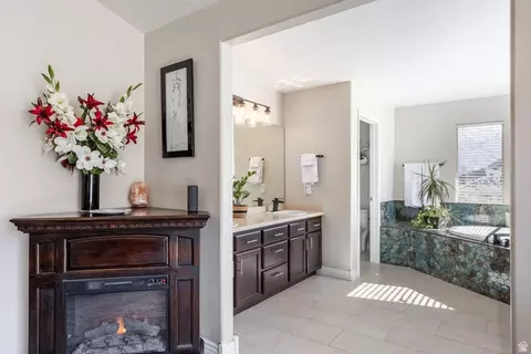 Bath - 941 E Beartooth Cir S, Draper, UT 84020 photo 3 of 9